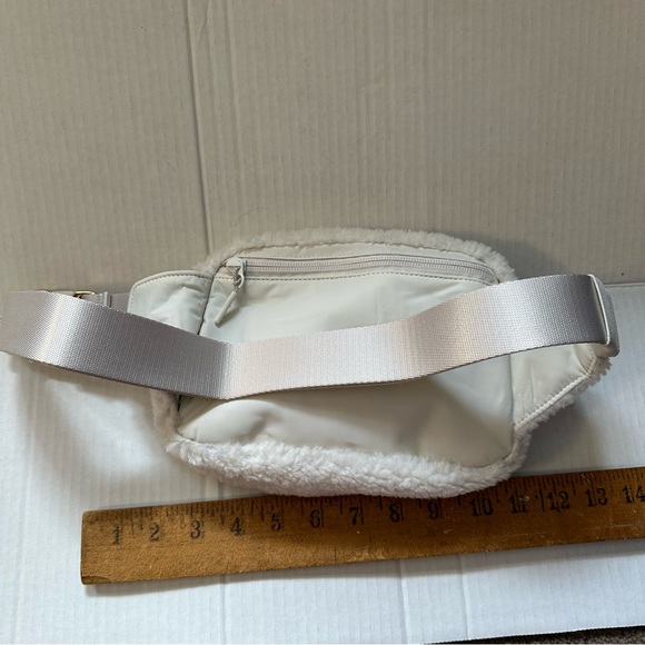 Lululemon belt bag Sherpa - Picture 2 of 6